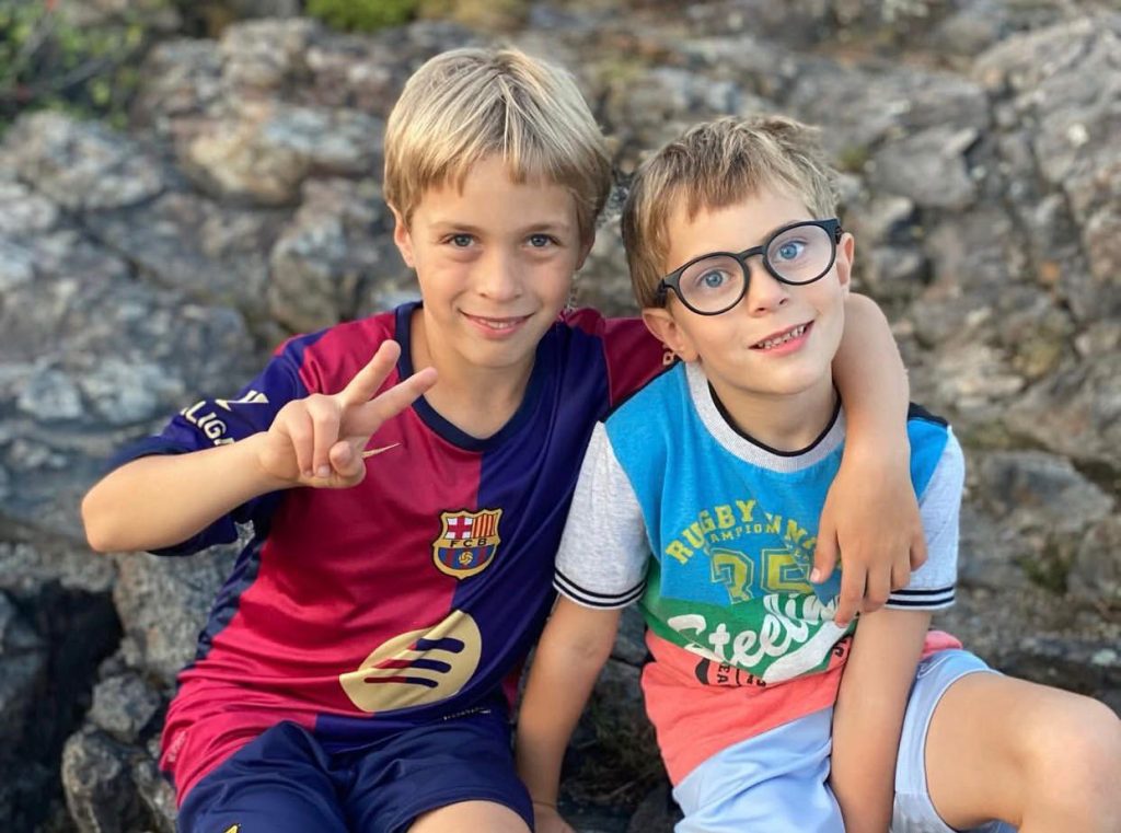 obraz podle fotky – fotografie dvou chlapců jako předloha pro malbu