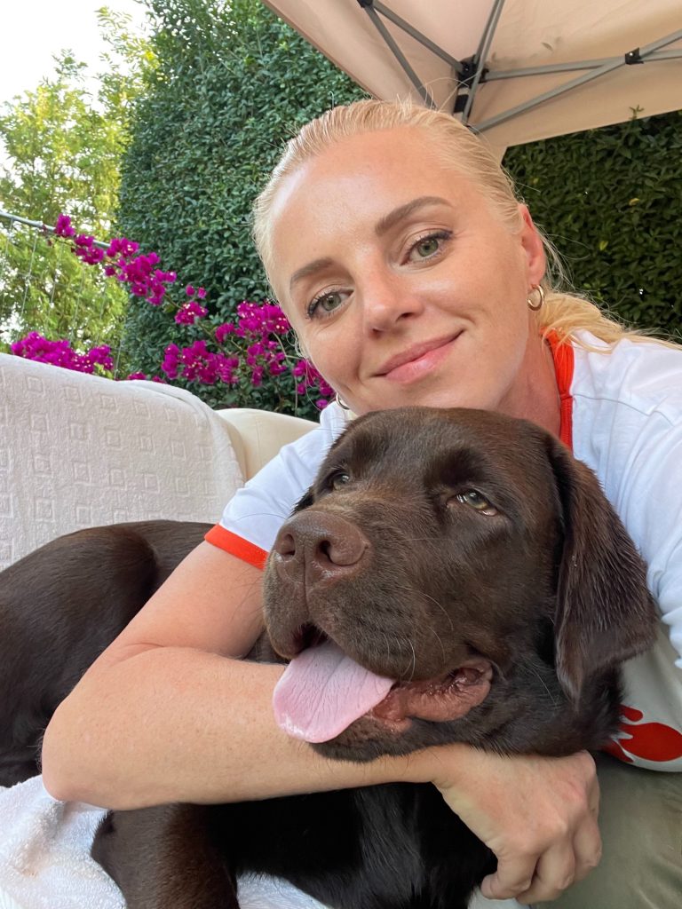 obraz podle fotky – fotografie ženy se psem jako předloha pro malbu