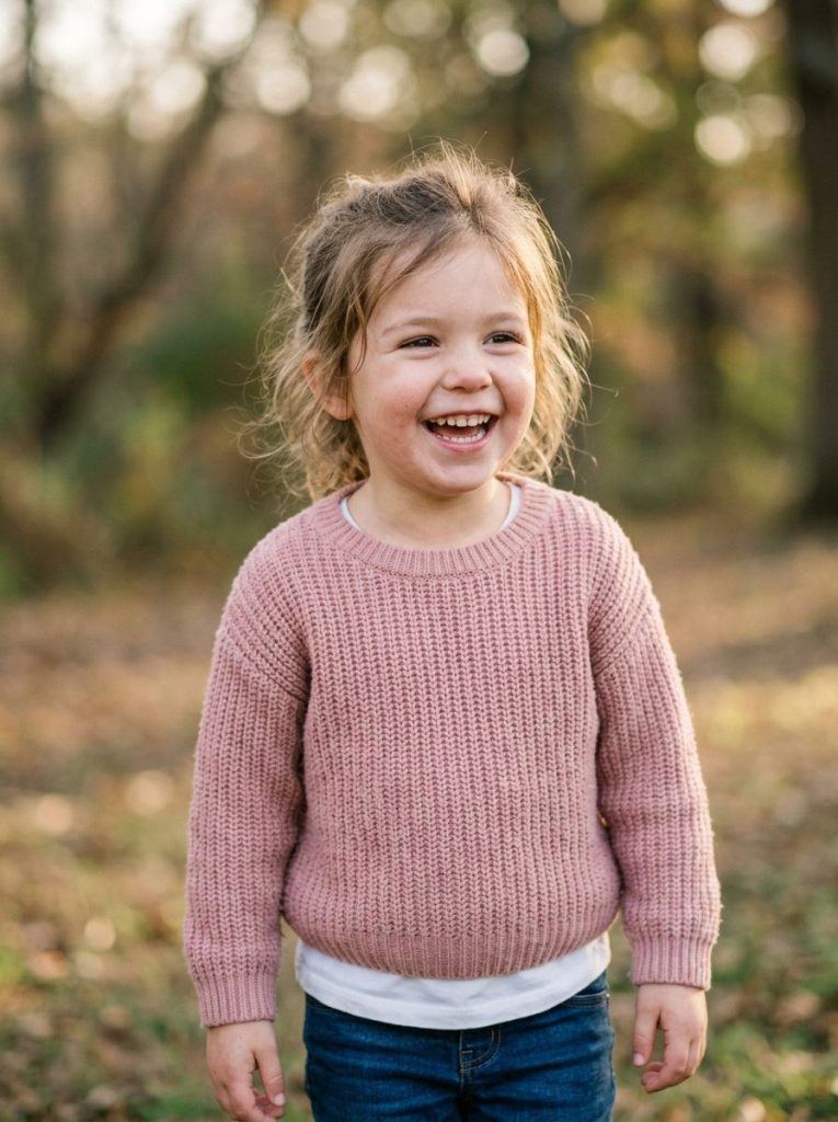 usměvavé dítě v přírodě – malba podle fotky ukázky jako předloha pro malbu